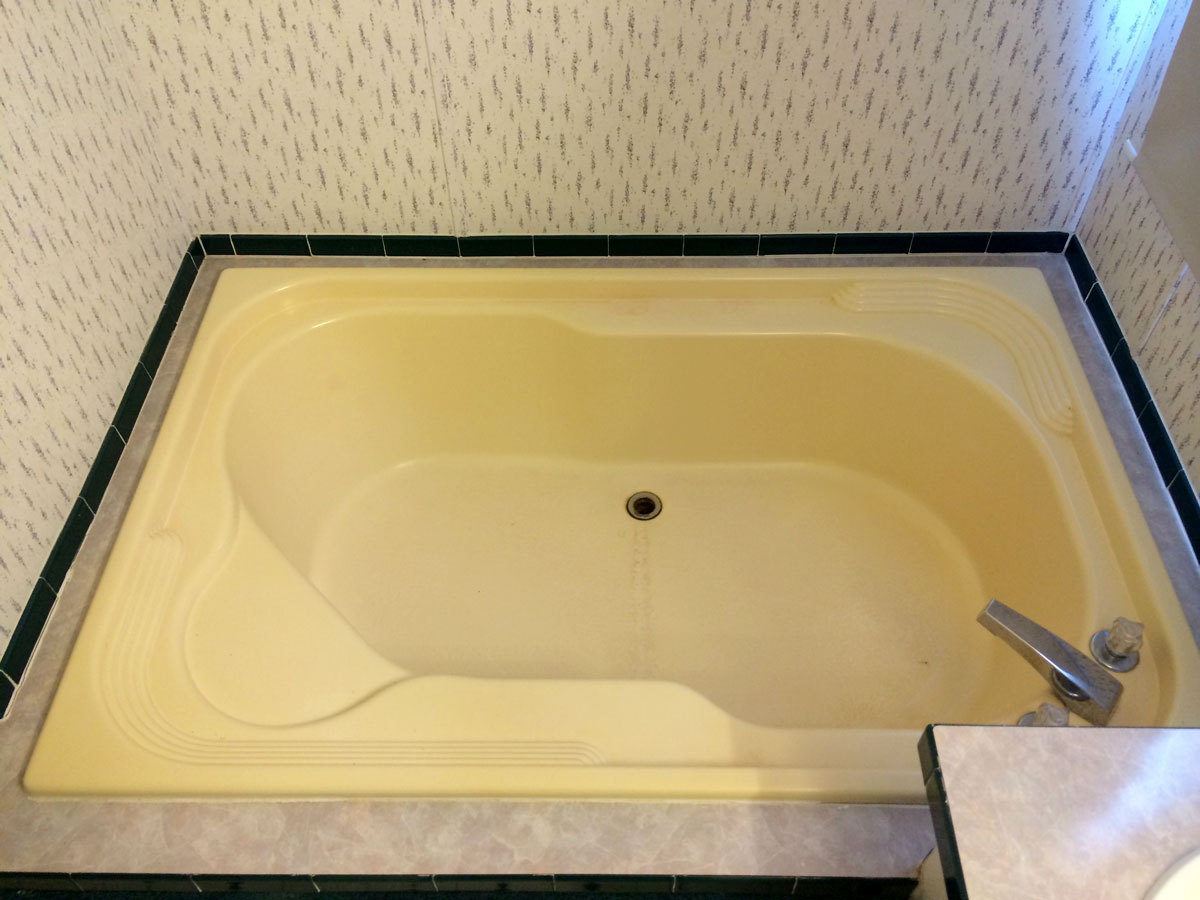 Acrylic bathtub before refinishing